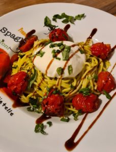 Spaghetti mit confierten Tomaten und Burrata